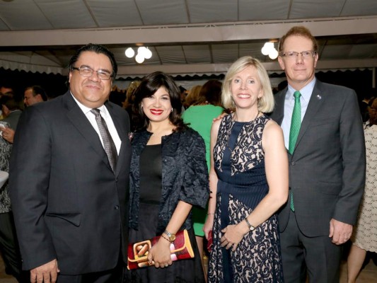 Recepción para despedir al embajador James Nealon