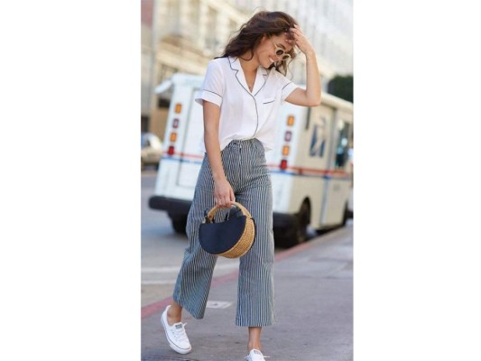 Las opciones son infinitas. Puedes ser muy versatil con tu outfit con una camisa de seda y manga corta con aspecto de pijama. Son frescas y muy adecuadas para tu look de fiesta.
