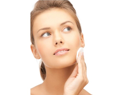 <br/>Limpieza<br/>Cutis 10<br/>El peor error de belleza que puedes cometer es irte a la cama con el maquillaje puesto. Es importante desmaquillarte, no solo quitas el color, también remueves las células muertas, los excesos de grasa y la suciedad del ambiente que se adhiere a la piel.