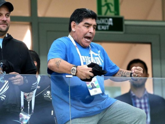 El protagonista del partido que se disputó esta tarde entre Argentina y Nigeria en honor a la FIFA World Cup Russia 2018, sin duda fue Diego Armando Maradona. Su comportamiento desenfrenado y su actitud eufórica logró que las redes sociales se llenaran de imágenes chistosas de su persona. Diviértete a continuación con los mejores memes de la ex estrella del futbol internacional.