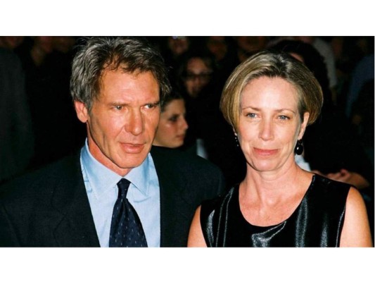 Harrison Ford & Melissa Mathison es la pareja que fue la favorita durante mucho tiempo en el mundo de la industria llegando a su lamentable final con un divorcio de 85 millones de dólares.<br/><br/><br/>
