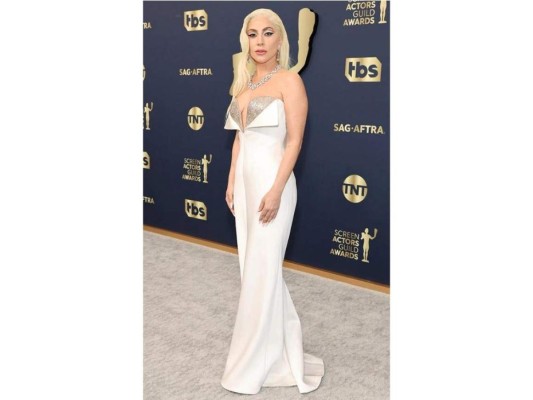 Lady Gaga impresionó con un vestido blanco Armani Privé