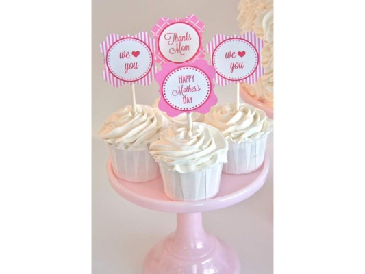 Los cupcakes siguen siendo un dulce detalle para cualquier celebración. Pidelos o decóralos tu misma en colores suaves y decóralos con mensajes personalizados. Busca una fuente de servir a tono y colócalos en una mesa decorada.