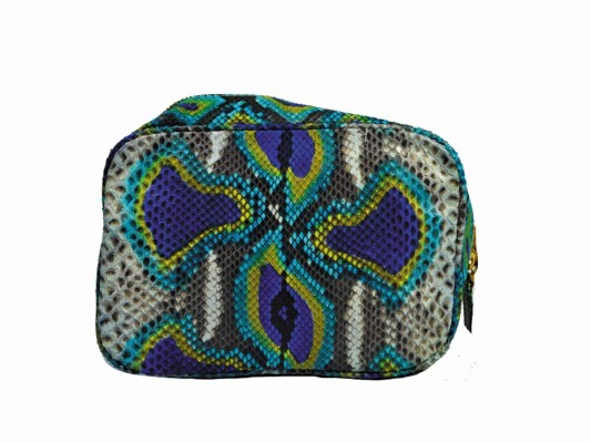 En caso que decidas emprender un viaje, este large cosmetic pouch tendrá tus cosméticos al alcance