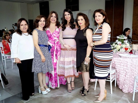 Siham Zummar, Marlen Kamar, Wafa Zgheibra, Valeria Monterroso, Yolanda Ghanine y Khaula Segebre.