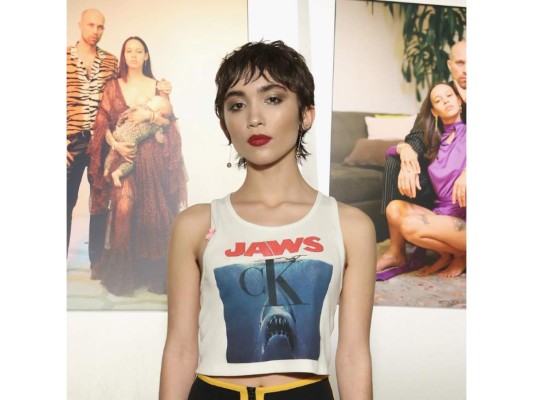 Rowan Blanchard Si te parece conocida es porque quizás la vistes en el show Girl Meets World. Esta estrella de cine comenzó con Disney, como muchos otros de tus artistas favoritos. Continuó su carrera de actriz y con los años se volvió de las adolescentes más influénciales en la revista Times. La estrella de A Wrinkle in Time usa su voz como activista en las redes sociales. ¡Es genuina, y por ende, admirable!
