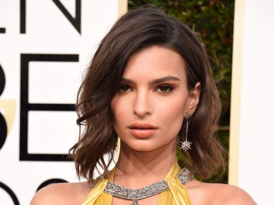 Emily Ratajkowski La modelo y actriz lucía espectacular con un vestido metalizado que complementó con un make up neutral y una sutil línea doradaen los ojos.