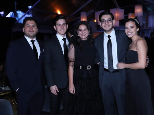 Daniel Corrales, Nabila Facusse, Steven Ferch y Analisa Zacapa