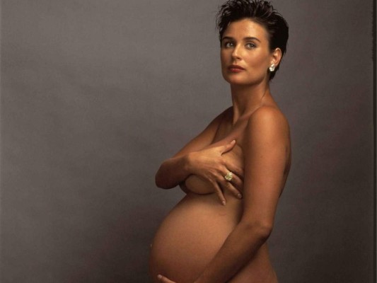 Demi Moore<br/>Cuando Demi tenía siete meses de embarazo, fue fotografiada para aparecer en la portada de Vanity Fair. Después de salir a la luz, la gente la consideró vulgar. Sin embargo, actualmente ésta se encuentra entre las 100 fotografías más icónicas de la historia.<br/>