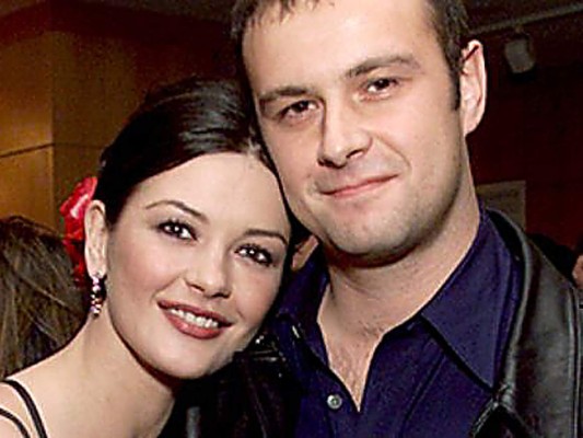 Catherine Zeta Jones y David Jones. Se llevan super bien y ambos han trabajado juntos, el es un gran productor de cine.
