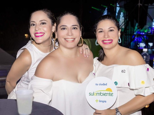 Estefania Gúzman, Mónica Marinakys.