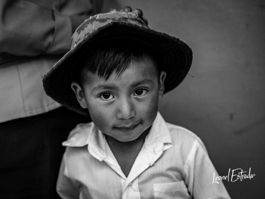 El autor de estas imágenes colecciona miradas y sonrisas inocentes de los niños que lo reciben a lo largo de sus viajes tierra adentro. Son los que más le inspiran y conmueven