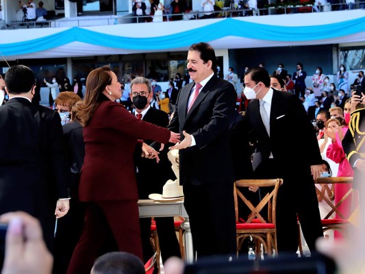 Xiomara Castro es recibida en el estrado por su esposo desde hace más de cuatro décadas, Manuel Zelaya