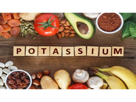 El organismo necesita potasio para casi todo su funcionamiento, incluso para el buen funcionamiento del riñón y del corazón, la contracción muscular y la transmisión nerviosa, por esta razón te recomendamos consumir los siguientes alimentos.