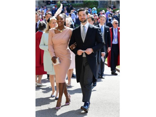 La deportista, Serena Williams, eligió un vestido rosa claro de la firma Versace, con un tocado de tamaño medio y zapatos a juego.