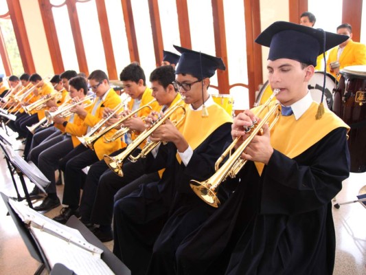 Entrega de títulos La Estancia School