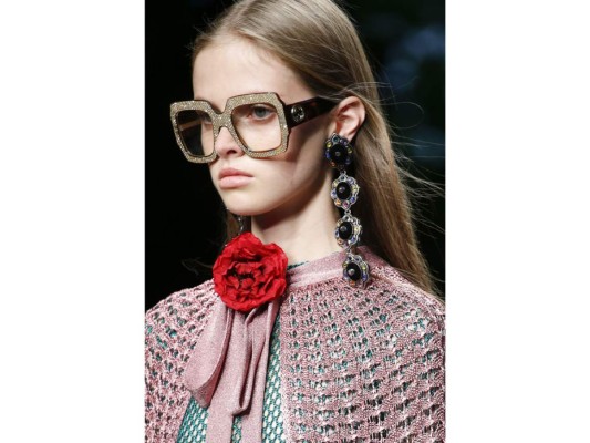 Motivos de flores llenan de alegría los looks de verano by Gucci