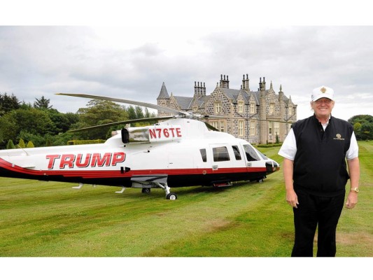 12. Y cuando se aburre de su Boeing, viaja en su Sikorsky S-76, un “modesto” helicóptero que rediseñó recientemente a un costo de 750 mil dólares y que incluye detalles de oro de 24 kilates. ¡Esto ya es demasiado!
