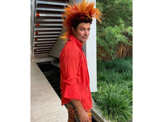 Chayanne no se quedó atrás y su disfraz representó el elemento del fuego.
