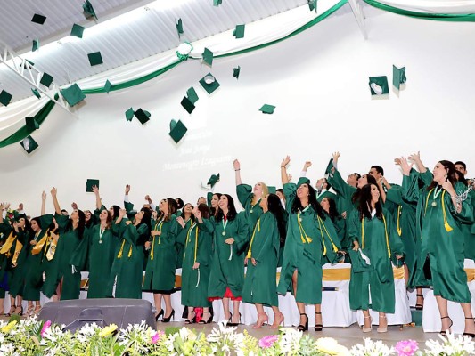 Foto grupal de graduados