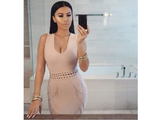 La influencer que cuenta con más de cinco millones en Instagram, Amra Olević, de igual manera ha sido vinculada con Kim Kardashian por tener un cuerpo curvilíneo y un rostro muy parecido a la empresaria.
