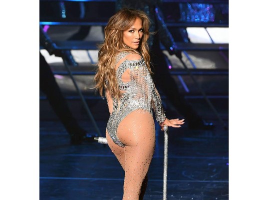 El cuerpo de Jennifer López es sin duda uno de los más admirados, porque a pesar de tener 49 años de edad ha sabido cómo mantenerse en forma.