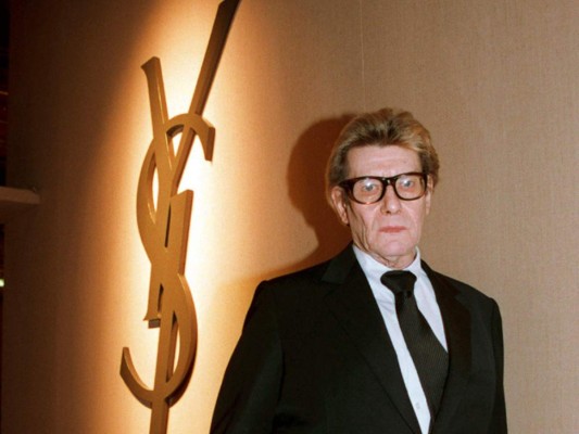 Yves Saint Laurent. <br/>En 2002 el diseñador se había despedido de la luz pública con un desfile en el Centro Pompidou de París. En junio de 2008 Laurent falleció a causa de un tumor cerebral a sus 71 años. <br/>
