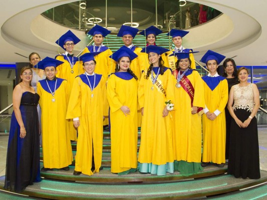 Brindis por los graduados de la New Horizon&nbsp;&nbsp;