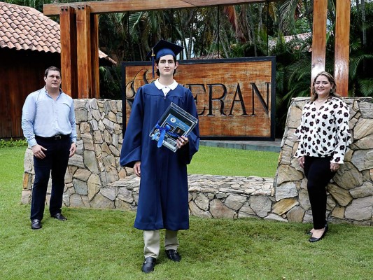 Graduación de los Seniors 2020 de la Escuela Seran