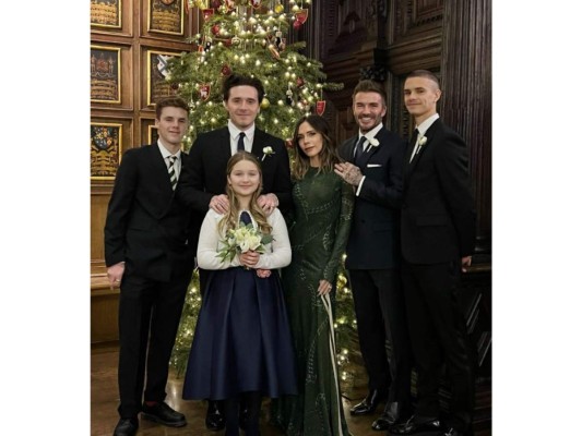 Con una bellísima postal familiar los Beckham te desean una feliz Navidad.
