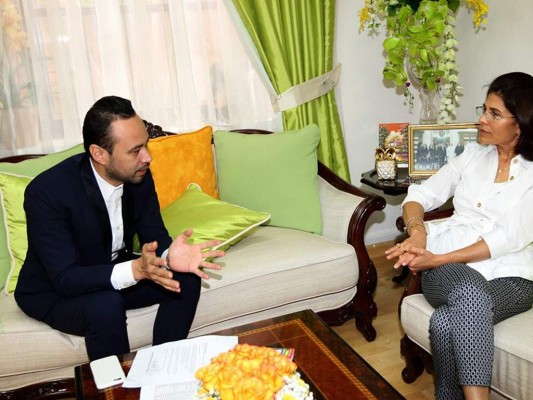 El diseñador hondureño Carlos Campos junto a la ministra Hilda Hernández.