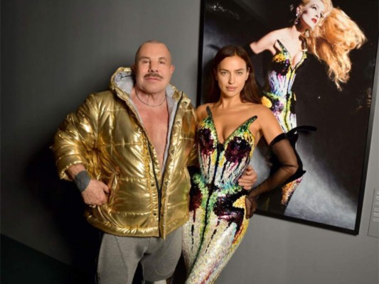 La noticia de su muerte por causas naturales consternó a todos los fans, familia y compañeros por años del famoso diseñador, fotógrafo, bailarín y modista.