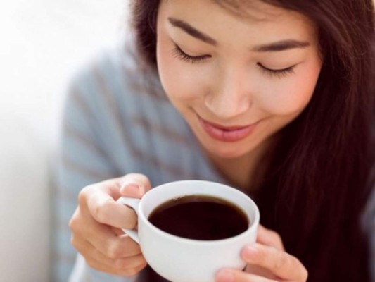 Alimentación: Si eres de las personas que consume en exceso café o tés, debes tener en cuenta que esto ocasiona manchas oscuras en tu lengua por lo que debes mejorar tus hábitos alimenticios y lavar muy bien tu boca para que evites esta situación.