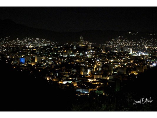 Vista nocturna de Tegucigalpa. Salpicada de miles de lucecitas provoca quererla más, así tal cual es, caprichosa, rebelde, contagiada del entusiasmo y la esperanza de sus habitantes.
