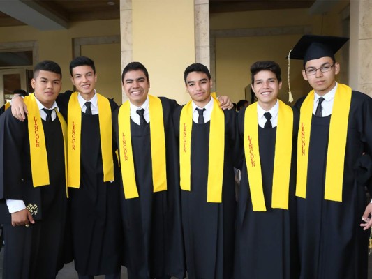 Firma de acta de Lincoln School generación 2017