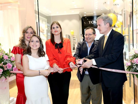 Durante el corte de la cinta Nelsy Marie, Nelsy y Bográn con Pamela Cruz y el embajador de España en Honduras Guillermo Kirkpatrick de la Vega