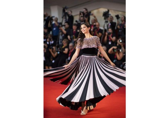 Sara Sampaio<br/><br/>Derrochando la elegancia en el hermoso vestido de color blanco y negro, divirtiéndose en la pasarela en el movimiento de su falda.<br/>