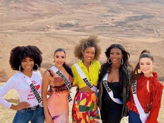 Miss Honduras acompañada por Miss República Dominicana, Miss Aruba, Miss Ghana y Miss Paraguay.