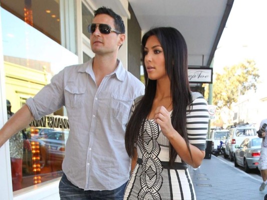 Sexy aventura de seguridad<br/>Kim no solo salía con hombres famosos pues llegó a tener una aventura con su guapo guardaespaldas australiano, Shengo Deane. La pareja se metió en la cama junta en 2011, durante un episodio de Kourtney And Kim Take New York.<br/>