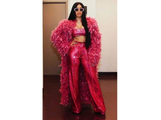 Sin duda Cardi no tiene límites, pues en octubre del año 2017, se vistió con un imponente abrigo de plumas y unos pantalones de campana en color rosa chillón, look con el que estaba lista para una fiesta disco.<br/><br/>