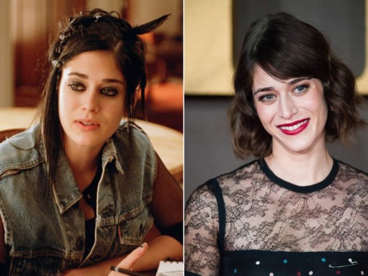 Lizzy Caplan interpreto a Janis Ian, la chica rebelde quien con ayuda de Cady planearon destruir a Regina George