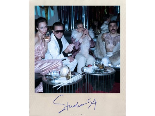 Se adentra en el epicentro del descontrol: el famoso Studio 54, sitio que es conocido porque estrellas como Mick Jagger, Andy Warhol, Grace Jones y el diseñador celebraban las fiestas más alocadas.