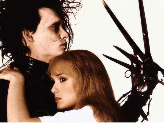 Edward & Peg, Edward Scissorhands (1990) Extraña, divertida y poderosamente conmovedora esta obra maestro de Tim Burton nos lleva a conocer la historia de amor entre Johnny Depp y Winona Ryder. ¿Cómo no enamorarse de Edward? Un muchacho creado por un extravagante inventor que no pudo acabar su obra, dejando al joven con cuchillas en lugar de dedos.