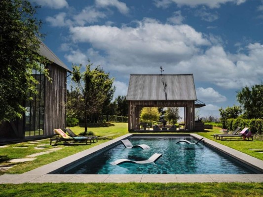 Consiste de la casa principal, un granero de entretenimiento que también es casa de huéspedes, un área del patio que tiene una piscina y un pabellón para las barbacoas.