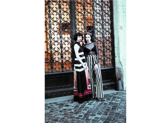 Feminine stripes. Las rayas siguen siendo las favoritas entre miles de estampados y al fusionarse con tejidos sofisticados y detalles bordados a mano des-tacan los atributos más representativos de la silueta femenina. <br/>