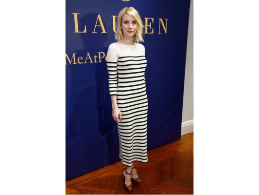 Emma Roberts se suma a la tendencia con un maxi dress a rayas con peep toes de plataforma