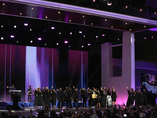 La cantante Erin Boheme entretiene a la multitud en el Baile Inaugural de la Libertad