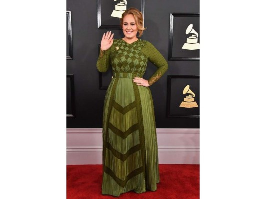 2017: Marcando Historia <br/><br/>A 8 años de carrera musical, Adele se llevó cinco premios a los que estaba nominada, incluidos los tres máximos galardones; ‘Canción del año’, ‘Álbum del año’ y ‘Grabación del año’, convirtiéndose en la primer artista de la historia en ganar estos tres galardones dos veces.<br/>