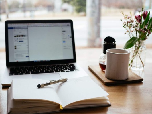 6. Careces de agenda. Al final de cada jornada, revisa tu email y anota en un cuaderno o agenda tus prioridades del día siguiente. Trabaja en base a esa lista y check tras check, siéntete orgulloso de cumplir tus tareas a tiempo.<br/>