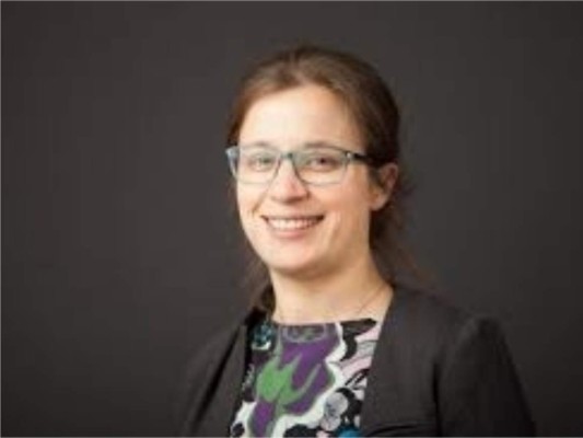 Paula Jofré<br/>Especialista en la evolución química de las galaxias, analista de atmósferas estelares y la evolución de la vía láctea, así como la estructura y evolución estelar que de igual manera ha estudiado los espectros químicos del sol y otras 21 estrellas locales. <br/><br/>